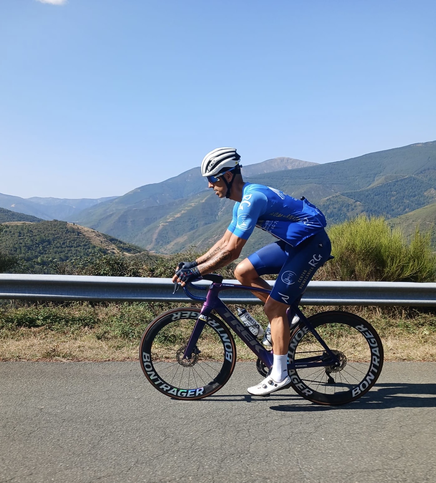 Persona en bicicleta en la montaña